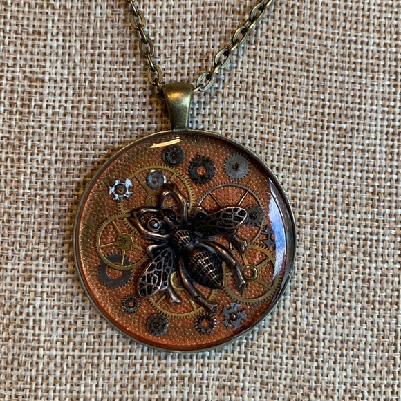 Bee Necklace Vintage Watch Gears - Picture 3 of 6